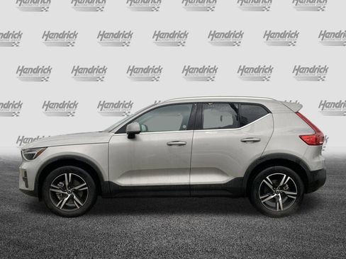 Used 2025 Volvo XC40 B5 Core image 7
