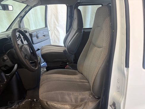 Used 2006 Chevrolet Express 2500 Passenger w/ LT Preferred Equipment Group RWD image 19