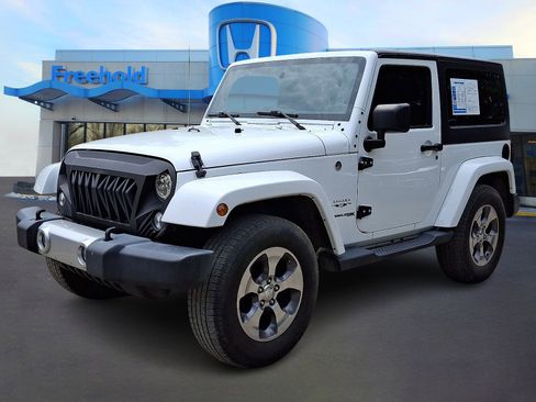 Used 2018 Jeep Wrangler Sahara w/ Connectivity Group AWD/4WD image 3