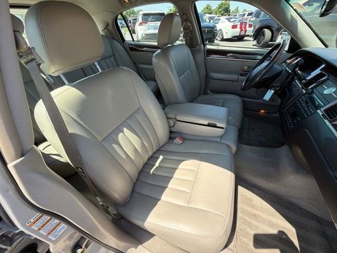 Used 2003 Lincoln Town Car Signature RWD image 25