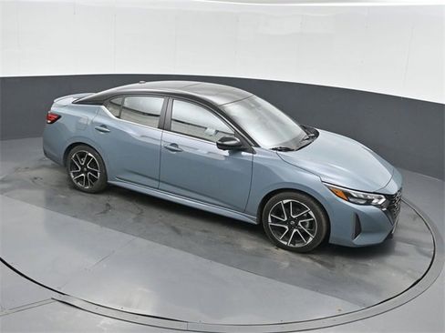 Used 2025 Nissan Sentra SR w/ SR Premium Package image 28