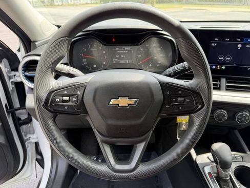 Used 2025 Chevrolet Trax LS FWD image 14