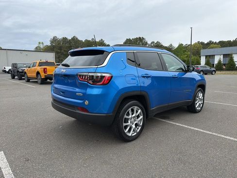 Used 2023 Jeep Compass Latitude w/ Sun and Sound Group AWD/4WD image 8