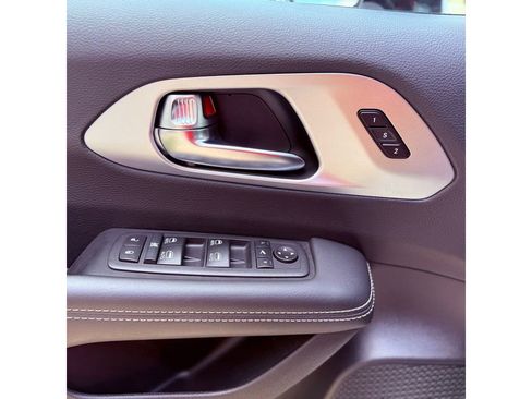 Used 2025 Chrysler Pacifica Limited FWD image 22
