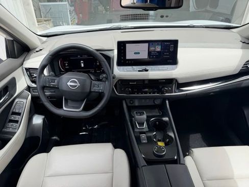 Used 2025 Nissan Rogue SL AWD/4WD image 9