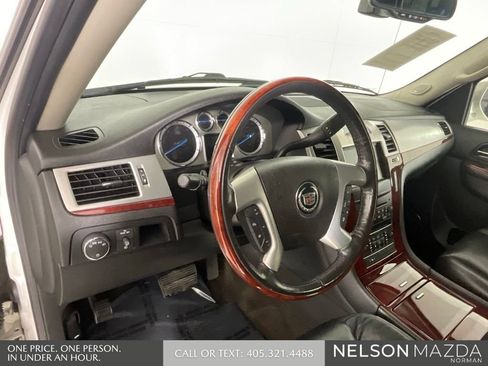 Used 2011 Cadillac Escalade EXT Luxury AWD/4WD image 31