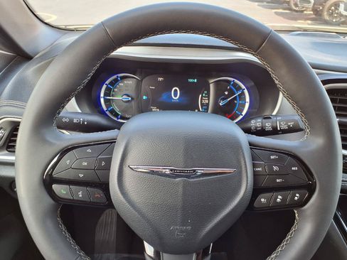 Used 2024 Chrysler Pacifica Limited FWD image 8