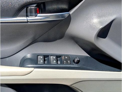 Used 2018 Toyota Camry SE image 16