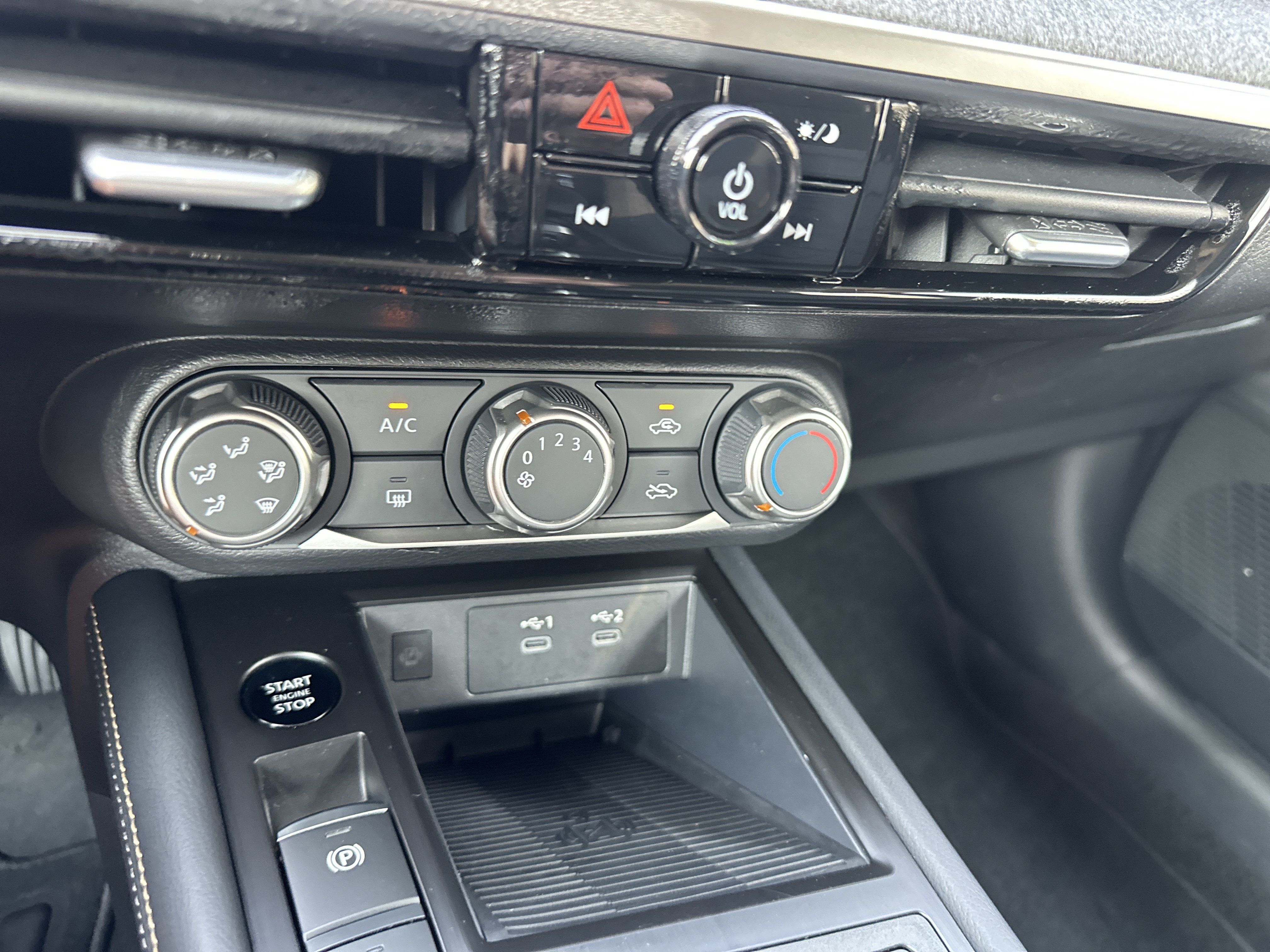 Used 2025 Nissan Kicks SV AWD/4WD image 19