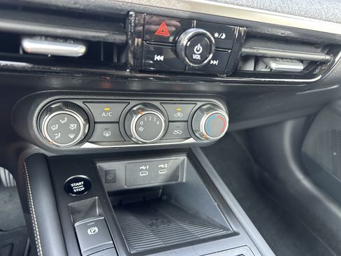 Used 2025 Nissan Kicks SV AWD/4WD image 19