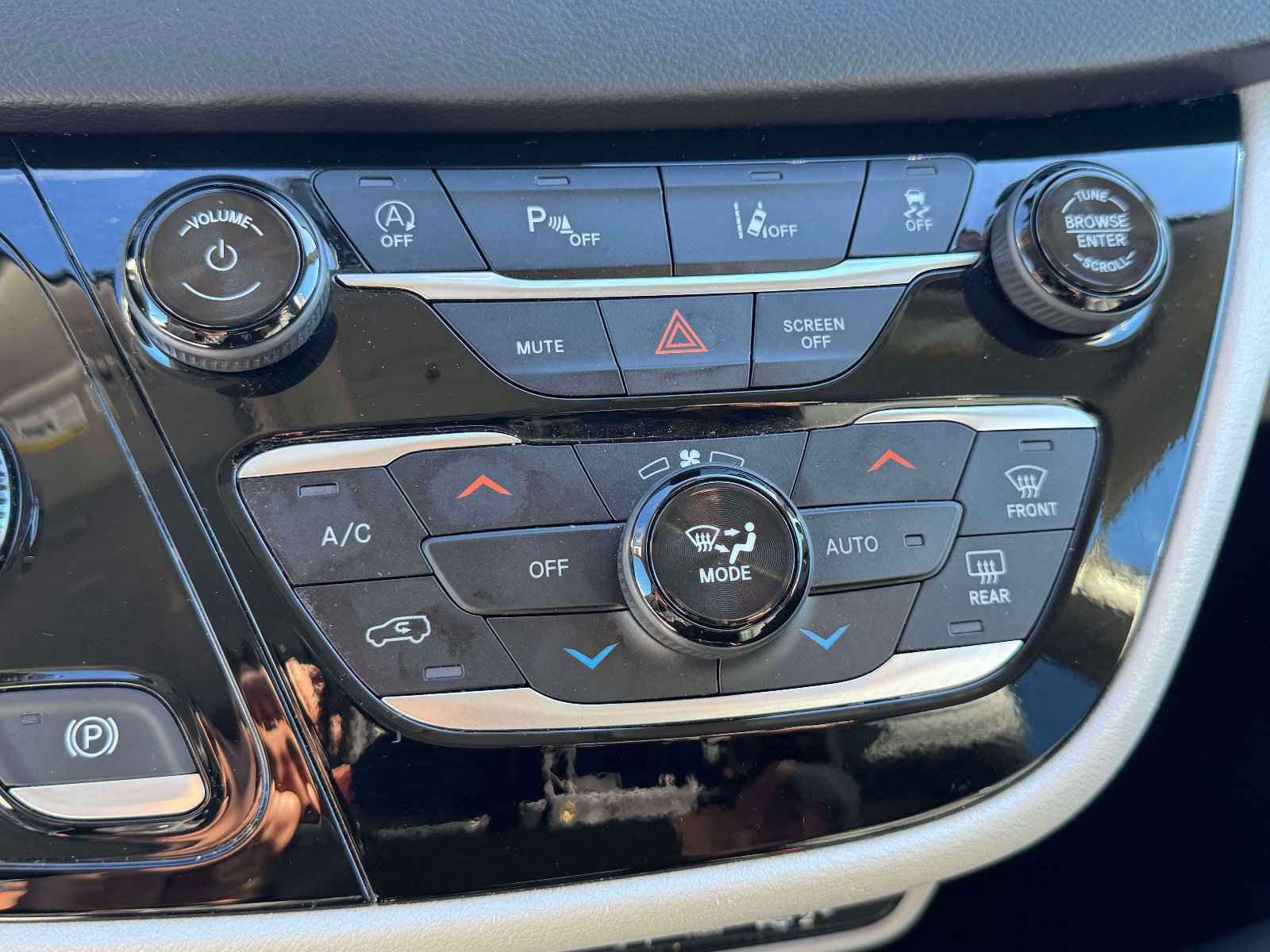 Certified 2024 Chrysler Pacifica Touring-L FWD image 30