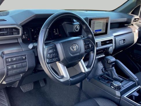 Used 2025 Toyota 4Runner SR5 AWD/4WD image 17