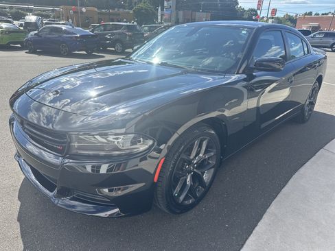 Used 2022 Dodge Charger SXT w/ Blacktop Package RWD image 4