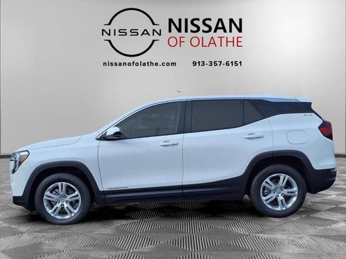 Used 2024 GMC Terrain SLE image 17