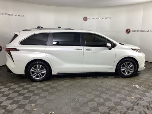 Used 2021 Toyota Sienna Limited image 4