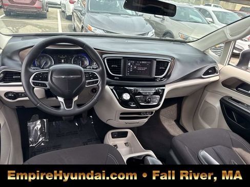 Used 2022 Chrysler Voyager LX FWD image 13