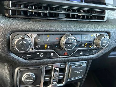 Certified 2025 Jeep Gladiator Sport AWD/4WD image 24