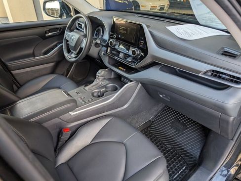Used 2025 Toyota Highlander XLE image 4