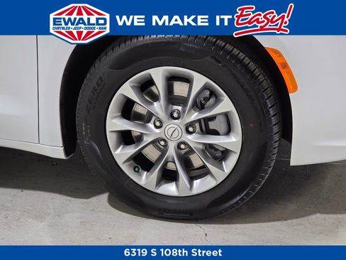 New 2026 Chrysler Pacifica Select image 11