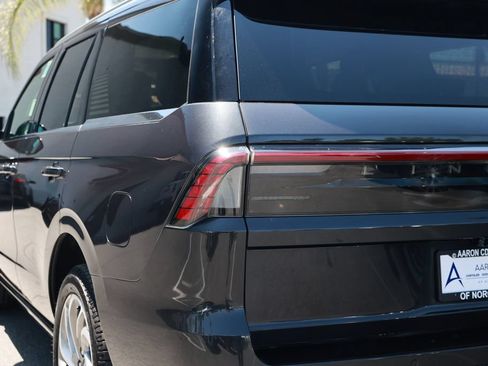 Used 2025 Lincoln Navigator Reserve AWD/4WD image 13