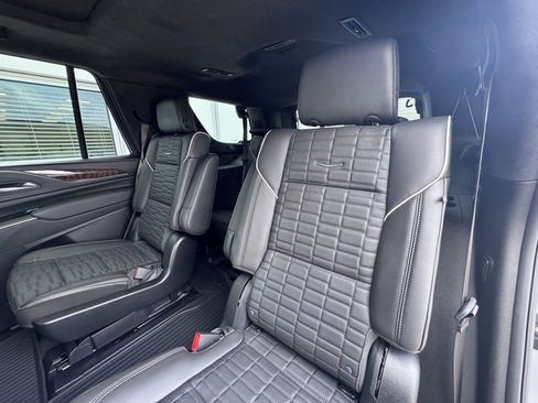 Used 2024 Cadillac Escalade Sport Platinum w/ LPO, ONYX Package image 17