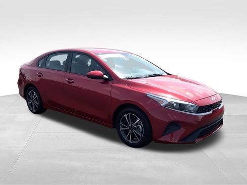Used 2022 Kia Forte LXS FWD image 2