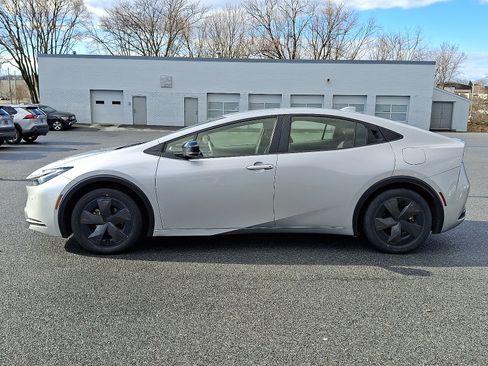 Used 2024 Toyota Prius LE image 4