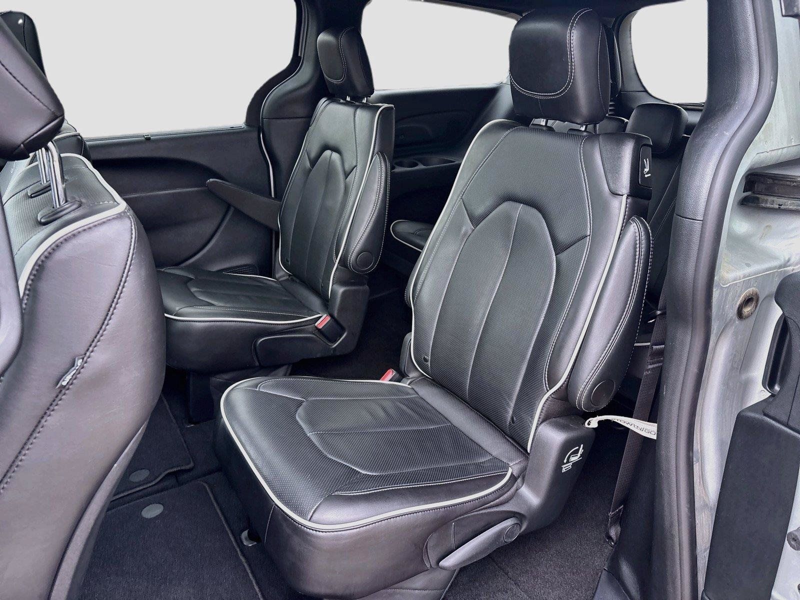 Certified 2026 Chrysler Pacifica Limited w/ S Appearance Package FWD image 11