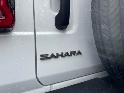 Used 2025 Jeep Wrangler Unlimited Sahara AWD/4WD image 16