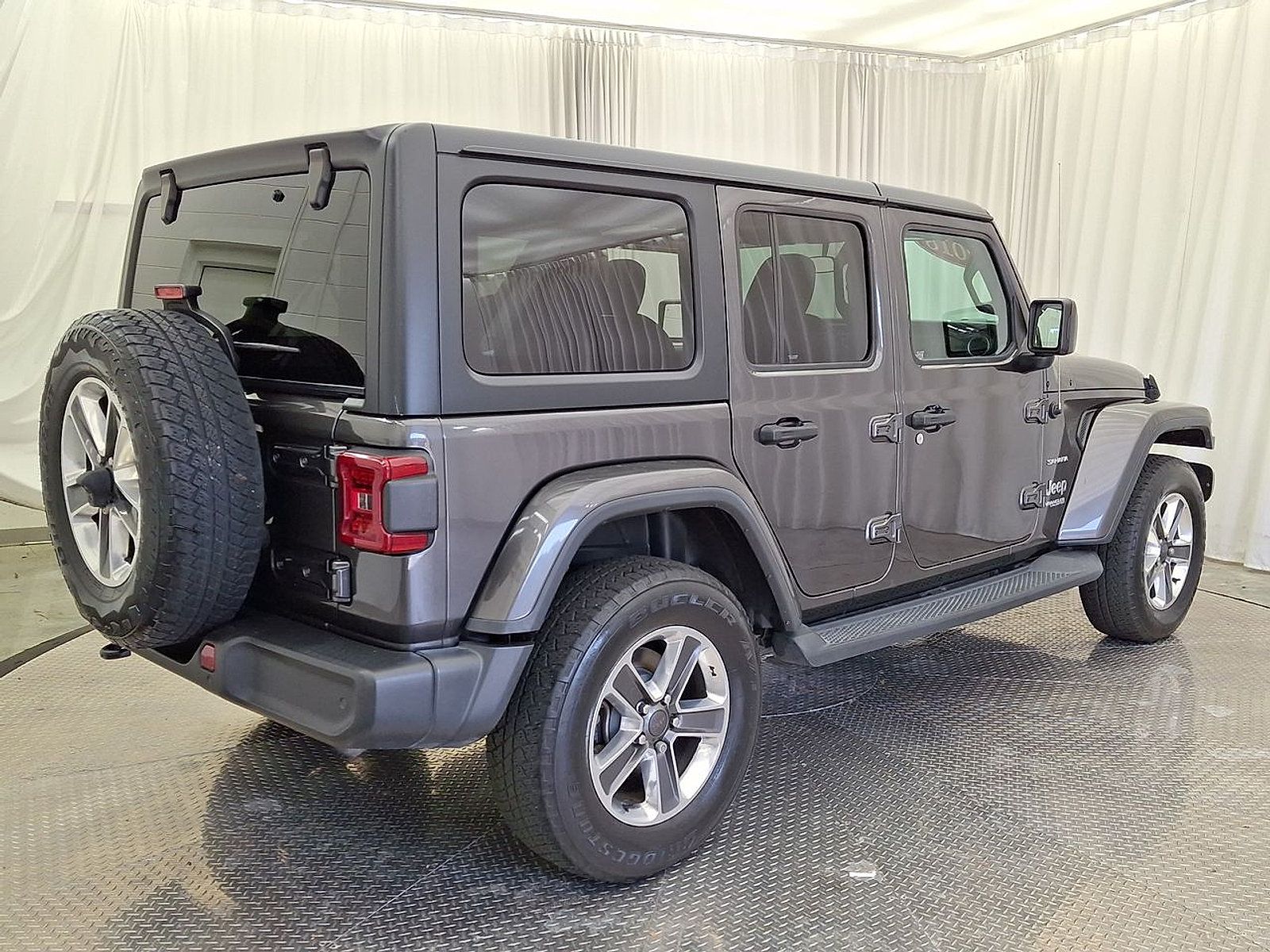 Used 2018 Jeep Wrangler Unlimited Sahara w/ Cold Weather Group AWD/4WD image 28