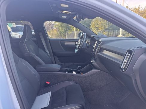 Certified 2025 Volvo XC40 B5 Plus image 9