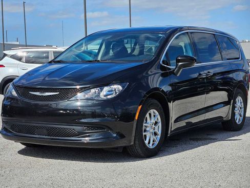 Used 2023 Chrysler Voyager LX image 10