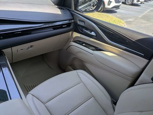 Used 2022 Cadillac Escalade ESV Premium Luxury RWD image 20