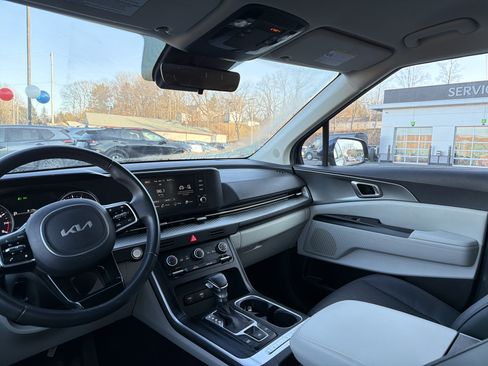 Used 2023 Kia Carnival LX image 15