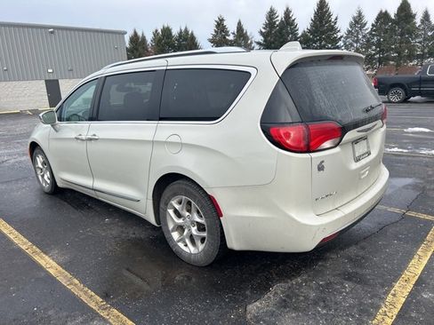 Used 2019 Chrysler Pacifica Limited w/ 8-pass Seating Package image 2