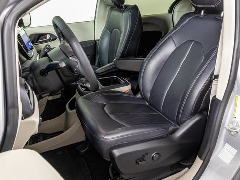Used 2024 Chrysler Pacifica Limited FWD image 22