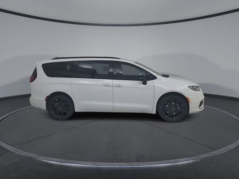 New 2026 Chrysler Pacifica Limited image 17