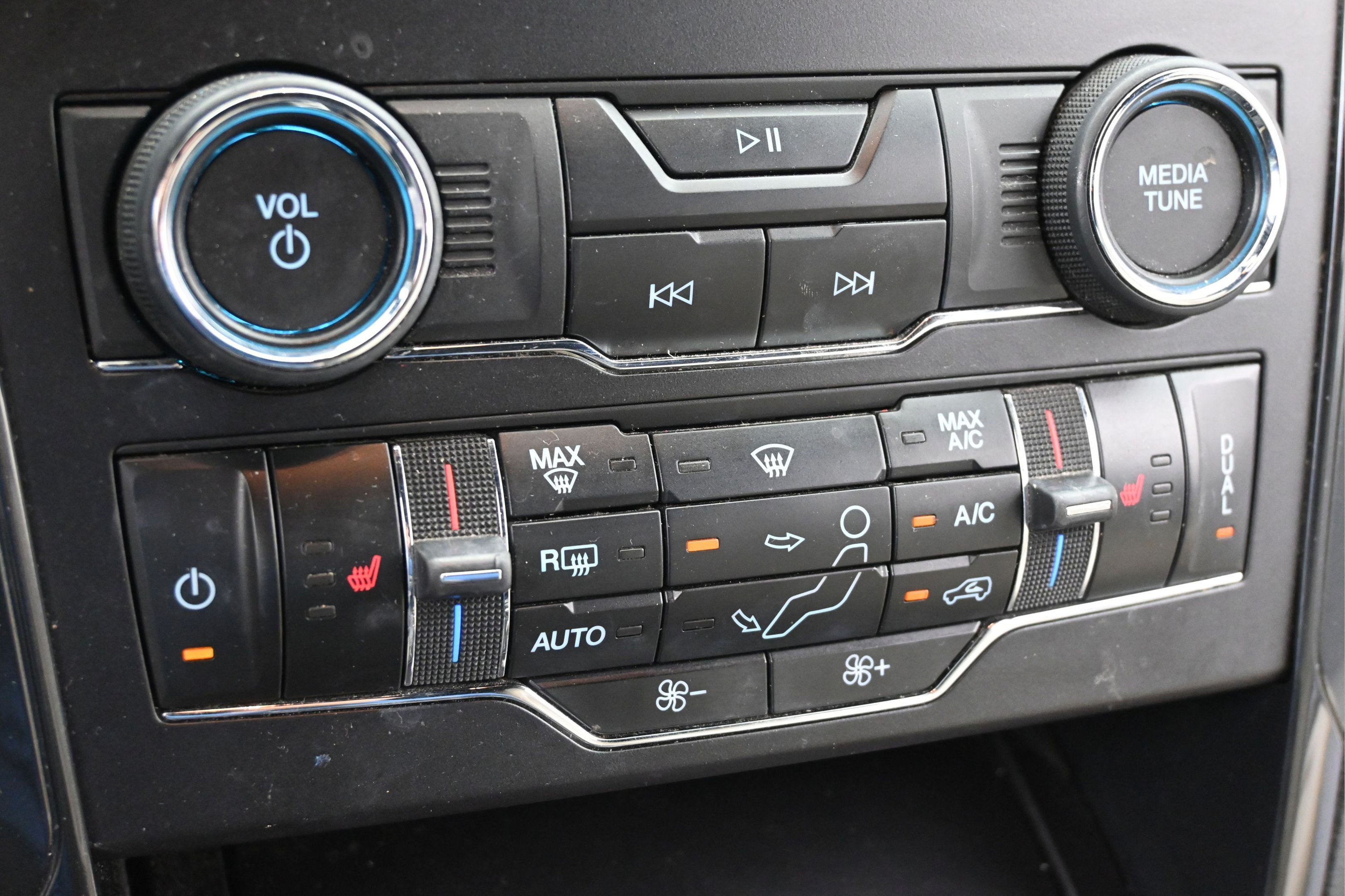 Used 2019 Ford Explorer XLT w/ Equipment Group 202A FWD image 19