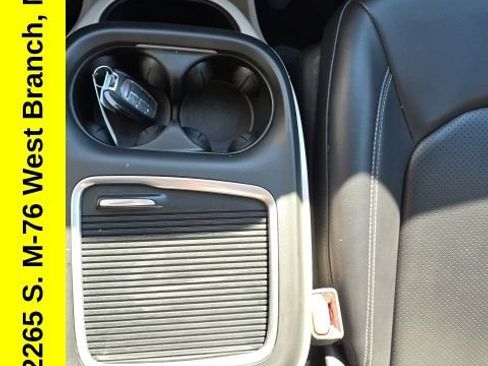 Used 2023 Chrysler Pacifica Touring-L FWD image 26