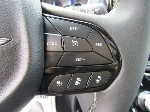 Used 2025 Chrysler Pacifica Limited image 21