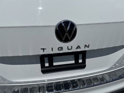 Used 2024 Volkswagen Tiguan SE image 6