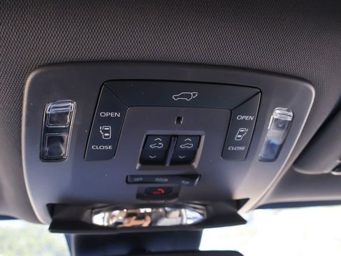 Used 2023 Toyota Sienna Limited FWD image 58