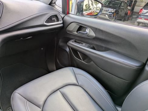 Certified 2025 Chrysler Pacifica Select FWD image 14