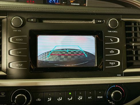 Used 2018 Toyota Highlander LE image 15