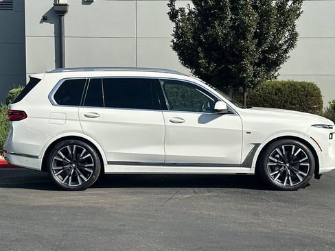 Certified 2024 BMW X7 xDrive40i w/ Premium Package image 3