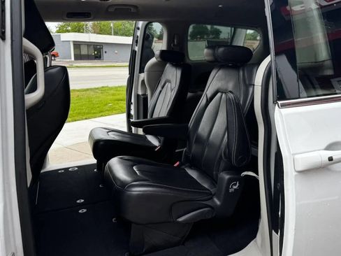 Used 2020 Chrysler Voyager Lxi FWD image 19