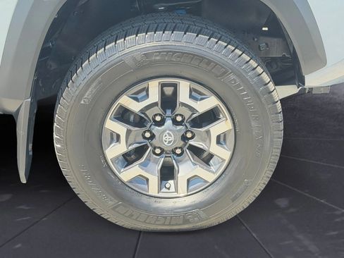 Used 2018 Toyota Tacoma TRD Off-Road w/ TRD Premium Off Road Package AWD/4WD image 30
