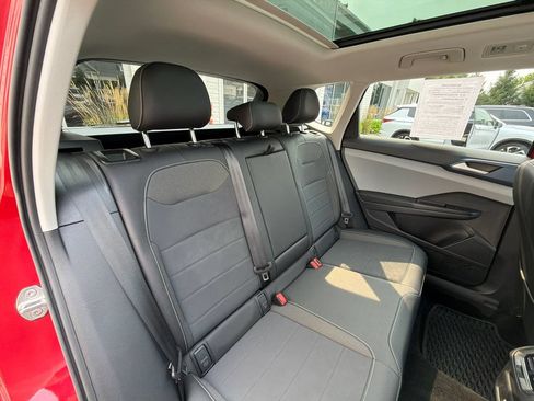 Used 2024 Volkswagen Taos SE w/ Panoramic Sunroof Package AWD/4WD image 39