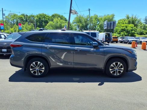 Used 2021 Toyota Highlander XLE AWD/4WD image 20