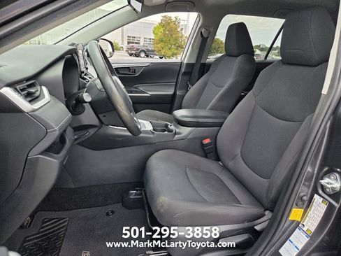 Used 2021 Toyota RAV4 LE AWD/4WD image 9